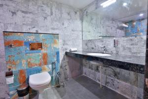乌代浦FabHotel Prime Candlewood by A plus Hospitality的一间带卫生间和水槽的浴室