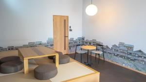 福冈Rakuten STAY Hakata Gion 302 - Rakuten Ichiba Collaboration Room -的一间设有桌子和凳子的客房,享有建筑的景色