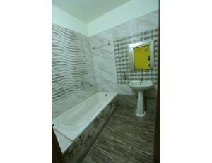 博尔本德尔Hotel Ronak Royal, Porbandar的带浴缸和盥洗盆的浴室