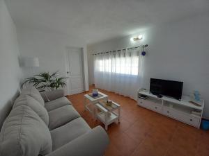 FasniaCASA ISABEL - (ZONA RURAL)的带沙发和平面电视的客厅