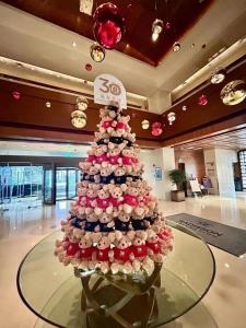 上海上海丽笙精选海仑酒店的桌子上用纸杯蛋糕制成的圣诞树