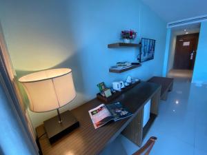 清盛暹罗三角酒店的客房设有带台灯的书桌和电视。