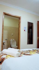 Fully Furnished 2BR Eclectic Homestay near UOE客房内的一张或多张床位