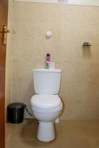 埃尔多雷特Fully Furnished 2BR Eclectic Homestay near UOE的一间位于客房内的白色卫生间的浴室