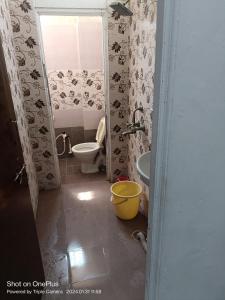 卡努尔Durga Pride的一间带卫生间和水槽的浴室