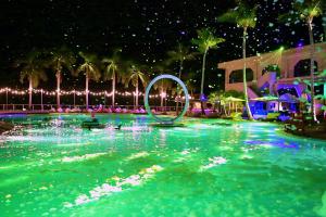 塞班Coral Ocean Resort的游泳池,在夜间有圆形的水面