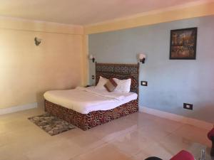 马拉里Ishaan Resort的卧室配有一张床