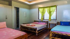 爱妮岛High Chaparral Cottages的客房设有两张床和窗户。