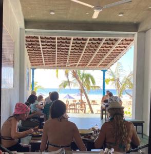 南塔拉拉塔拉拉湾海滩酒店的一群坐在海滩餐厅桌子上的人