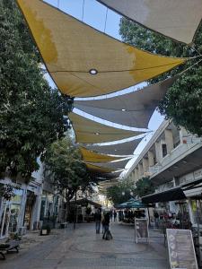 尼科西亚Unique City Centre Apartments的一条大黄白雨伞,横跨城市街道
