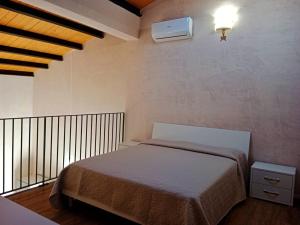 维多利亚Vigna di pettineo - guest house的卧室配有一张床,墙上设有加热器