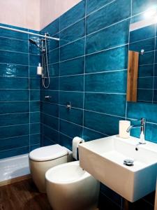 维多利亚Vigna di pettineo - guest house的浴室配有白色卫生间和盥洗盆。