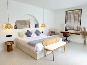 亚娄Arau House的一间卧室配有一张带椅子的床和一张书桌