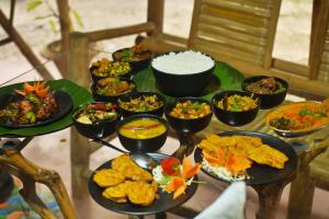 卡齐兰加Gorh Retreat的盘子上带不同食物的桌子