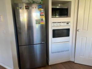 Taylors LakesHappy Post - New的烤箱旁厨房里的不锈钢冰箱