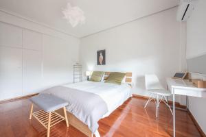 雅典Open -view Apartment, YGEIA Hospital的白色卧室配有床和书桌