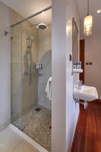 内罗毕Deerpark Luxury Stays的带淋浴和盥洗盆的浴室