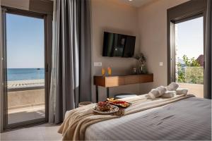拉加纳斯Horizon Beachfront Apartments的一间卧室设有一张床,享有海景