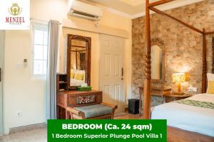 努沙杜瓦Menzel Villas Nusa Dua的一间卧室配有一张床和镜子
