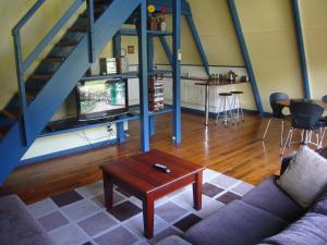 霍尔斯加普The A-Frame的客厅配有沙发和桌子