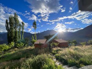 吉尔吉特Destination Hotel Camp Leo Hopper Valley的享有日落和山脉美景
