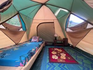 吉尔吉特Destination Hotel Camp Leo Hopper Valley的帐篷配有一张床和一张桌子