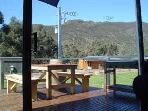 霍尔斯加普The A-Frame的山景甲板上的野餐桌