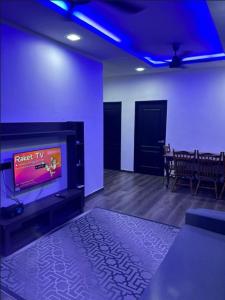 亚娄Dya@Nas Homestay Arau的带电视的客厅和用餐室