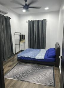 亚娄Dya@Nas Homestay Arau的一间带床的卧室,位于带窗帘的房间