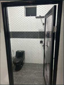亚娄Dya@Nas Homestay Arau的白色瓷砖墙内带卫生间的浴室