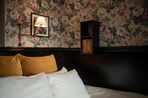 哥德堡贝罗拉餐厅和酒店的一间卧室配有一张华丽壁纸床