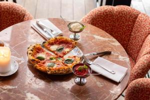 哥德堡贝罗拉餐厅和酒店的坐在桌子上带蜡烛的比萨饼