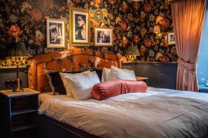 哥德堡皮加勒酒店的一间卧室配有一张红色枕头的床