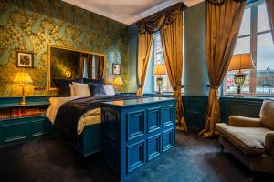 哥德堡皮加勒酒店的一间卧室配有一张床、一张沙发和一个窗口