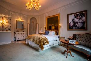 哥德堡皮加勒酒店的一间卧室配有一张床、一张桌子和一张沙发