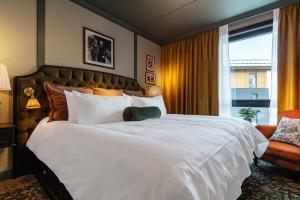 海姆瑟达尔Fýri Resort的卧室设有一张白色大床和一扇窗户。
