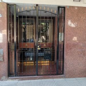 布宜诺斯艾利斯Depto La Boca的玻璃门进入大楼