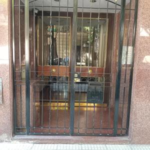 布宜诺斯艾利斯Depto La Boca的带有栅栏的建筑的玻璃门