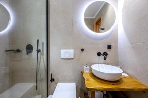 卡尔扎迈纳ANGONI SUITES的一间带水槽、淋浴和镜子的浴室