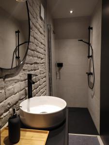 胡伊埃拉尔特Ateljee Sohie的浴室配有白色浴缸和镜子