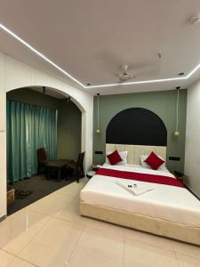 苏拉特Hotel sky palace的一间卧室配有一张大床和一张书桌