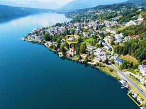 米尔施塔特尼格拉舒酒店的享有湖中小岛的空中景色