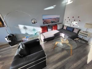 安纳马斯Tichnich Apartement - 2 bedrooms的客厅配有沙发和桌子