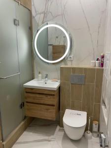阿克套ЖК Три короны的一间带卫生间、水槽和镜子的浴室