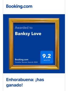 雷诺萨Banksy Love的一张金色画框的照片,上面写着“班尼爱情”的字眼