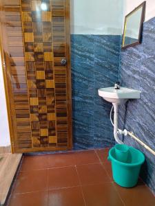 戈卡尔纳Campcee by Gokarna Adventure的浴室设有水槽、镜子和水桶
