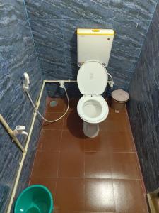 戈卡尔纳Campcee by Gokarna Adventure的一间位于客房内的白色卫生间的浴室