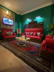 科尼亚THINK HOTEL的客厅配有红色家具和绿色墙壁