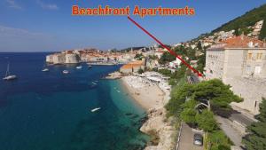杜布罗夫尼克The Beachfront Dubrovnik Old Town的享有海滩的空中景色,在水中划船