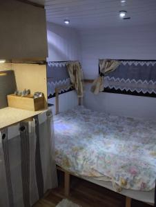 GranicharKemping pod figą的一间卧室配有一张床和一个梳妆台